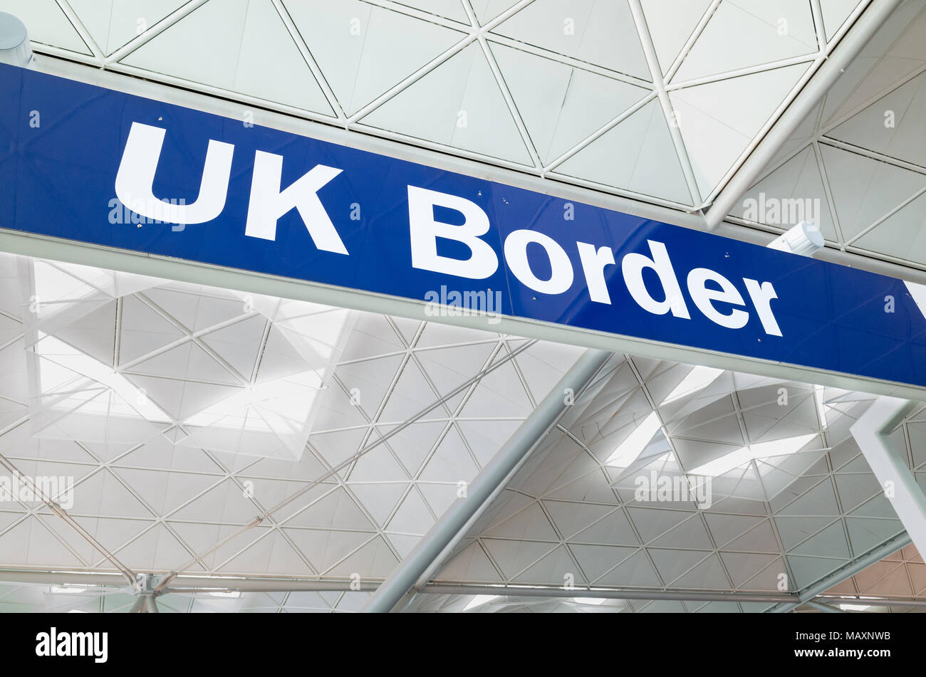 UK border control connectez-vous à l'aéroport de Stansted Banque D'Images