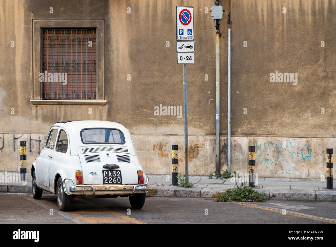 Une vieille Fiat 500C blanc en stationnement sur les rues de Palerme en Sicile à côté d'une zone-remorquage signe. Banque D'Images