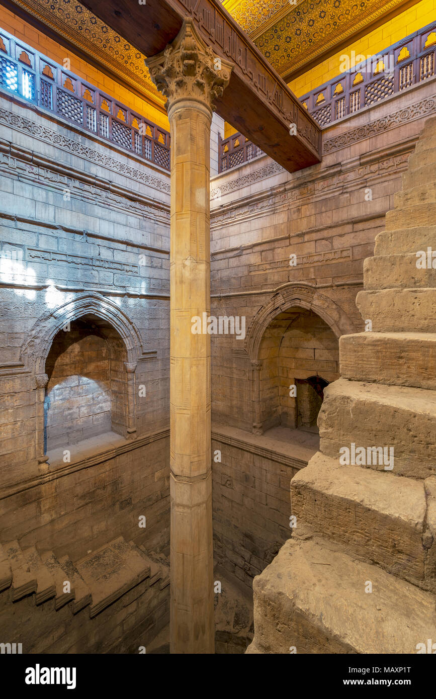 Le Caire, Egypte - 17 mars 2018 : un puits profond de bâtiment avec une colonne Nilomètre étalonné pour mesurer le niveau de la rivière du Nil et une partie de l'escalier Banque D'Images