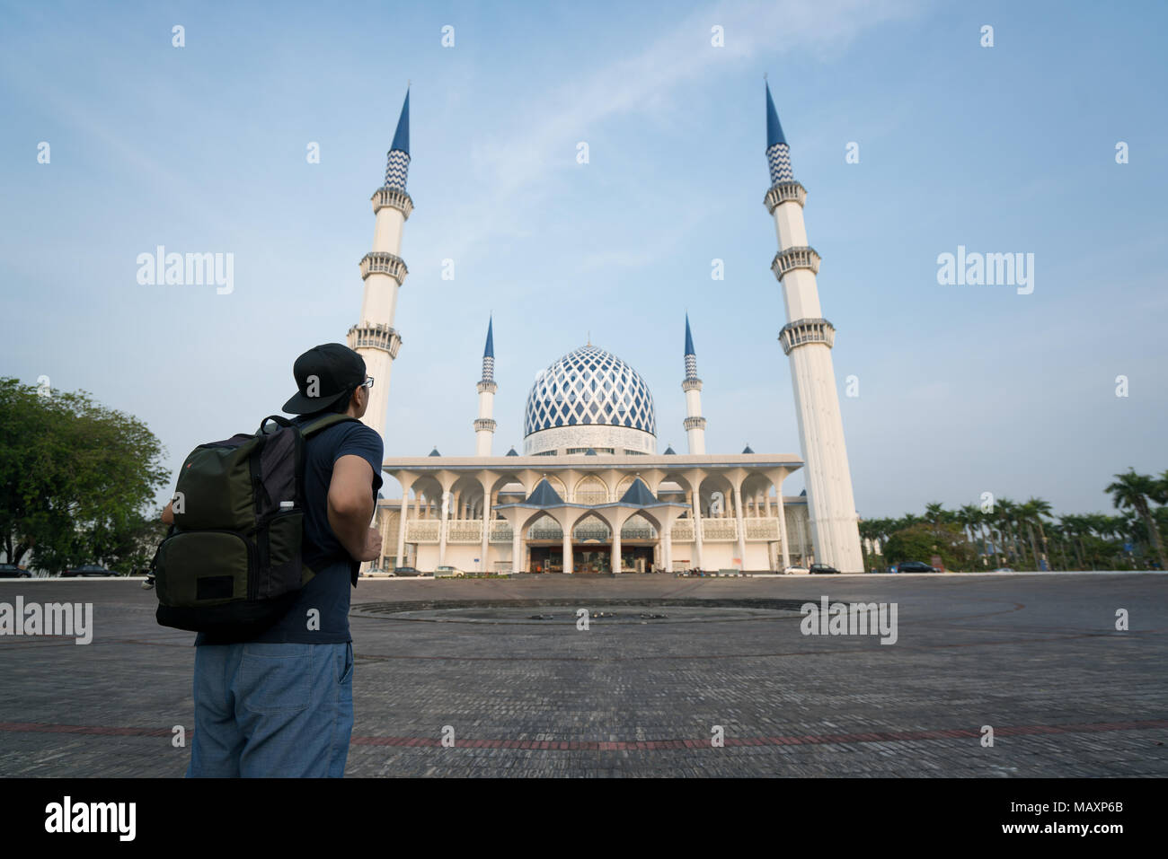 Jeune homme voyageur avec sac à dos de marche de Salahuddin Abdul Aziz Shah mosquée de Shah Alam, Selangor, Malaisie. Banque D'Images