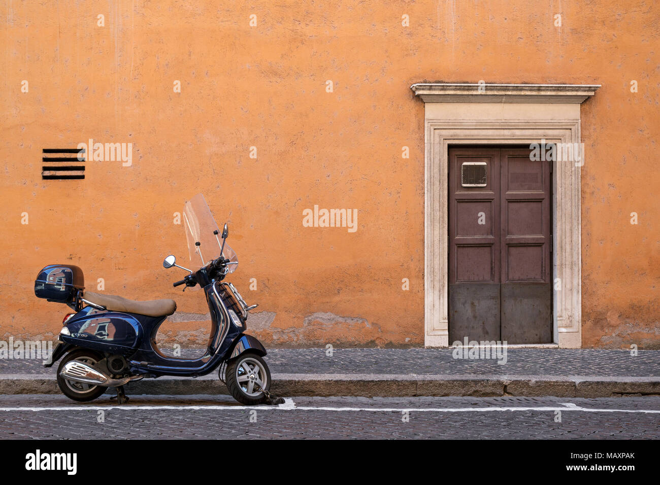 Scooter parking italy rome Banque de photographies et d'images à haute  résolution - Alamy