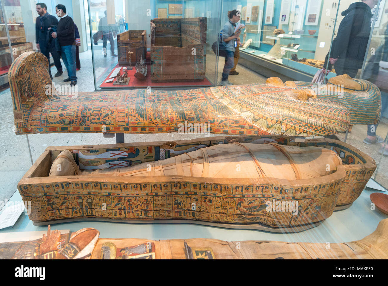 Cercueil en bois peint et maman d'une femme non identifiée 950-900BC de Thèbes, le British Museum, London, UK Banque D'Images