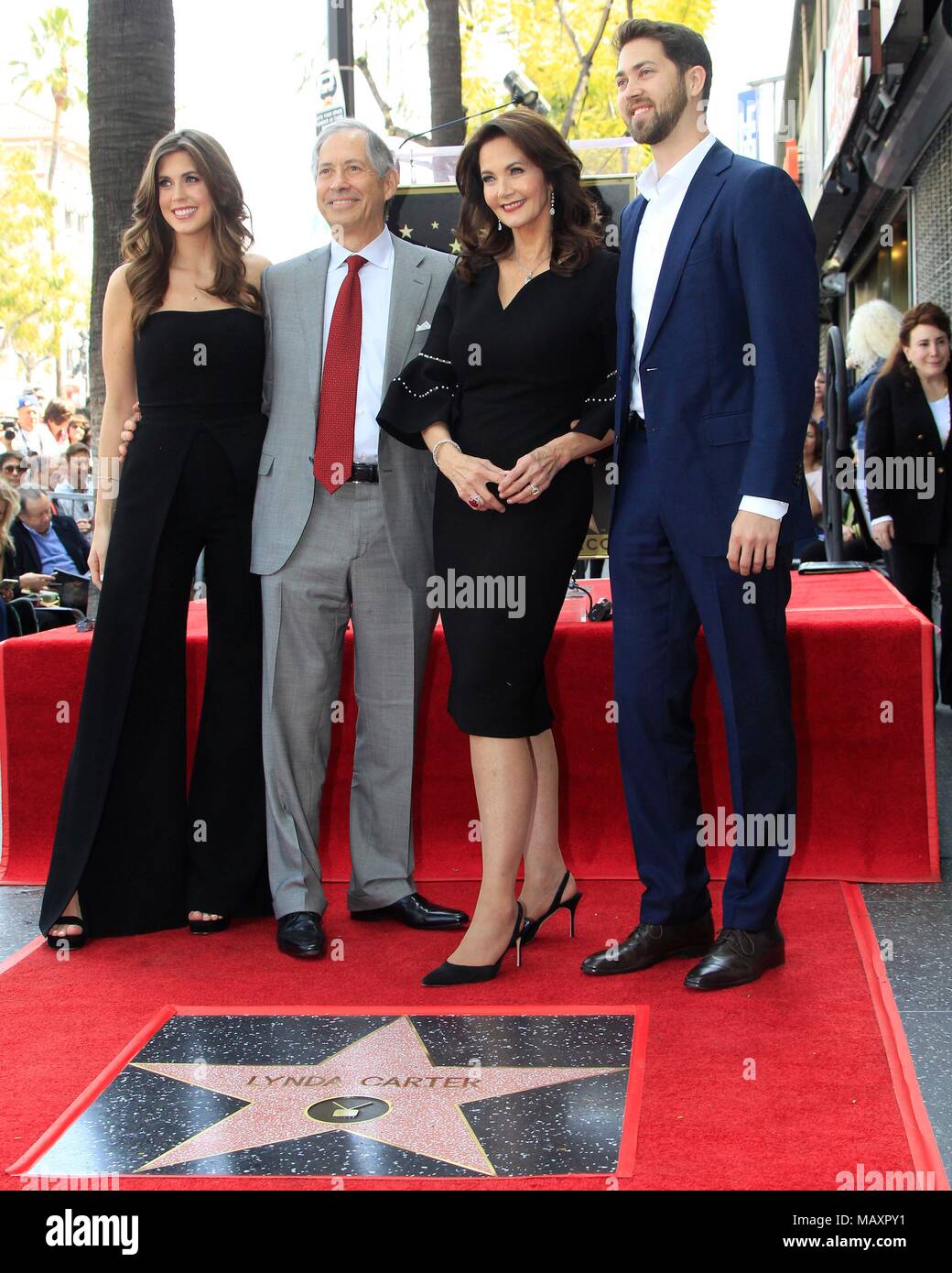 Los Angeles, CA, USA. 3ème apr 2018. Jessica Altman, Robert UN Altman, Lynda Carter, James Altman à la cérémonie d'intronisation pour l'étoile sur le Hollywood Walk of Fame pour Lynda Carter, Hollywood Boulevard, Los Angeles, CA, le 3 avril 2018. Credit : Priscilla Grant/Everett Collection/Alamy Live News Banque D'Images