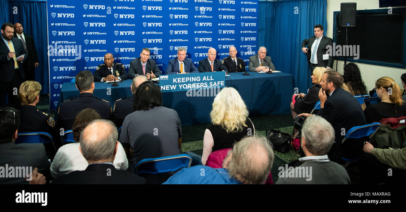 New York City, USA. 4e avril 2018. Maire de la ville de New York, Bill De Blasio, commissaire de police, James O'Neill, chef du département de contrôle de la criminalité Dermot Stratégies Shea, Chef de Département Terence A. Monahan, chef de Services de patrouille : Rodney Harrison, et chef des détectives Robert Boyce la tenue d'une conférence de presse sur les statistiques de la criminalité au 24e Commissariat de police dans l'Upper West Side de Manhattan. Credit : SOPA/Alamy Images Limited Live News Banque D'Images