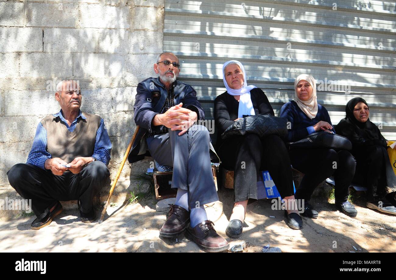 Damas, Syrie. 4ème apr 2018. Les familles des personnes kidnappées pour attendre leurs parents à être libéré à l'Wafideen crossing, au nord-est de Damas, en Syrie, le 4 avril 2018. Cinq personnes enlevées ont été libérées mercredi à partir de la captivité de l'Armée de l'Islam en Syrie des militants de l'est campagne de Ghouta,' l'agence SANA a rapporté. Credit : Ammar Safarjalani/Xinhua/Alamy Live News Banque D'Images