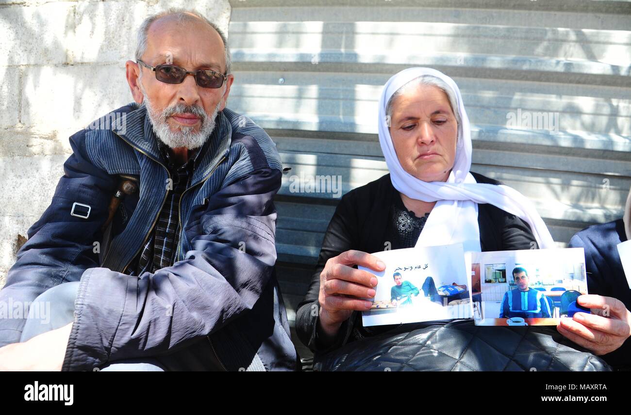 Damas, Syrie. 4ème apr 2018. Les familles des personnes kidnappées pour attendre leurs parents à être libéré à l'Wafideen crossing, au nord-est de Damas, en Syrie, le 4 avril 2018. Cinq personnes enlevées ont été libérées mercredi à partir de la captivité de l'Armée de l'Islam en Syrie des militants de l'est campagne de Ghouta,' l'agence SANA a rapporté. Credit : Ammar Safarjalani/Xinhua/Alamy Live News Banque D'Images