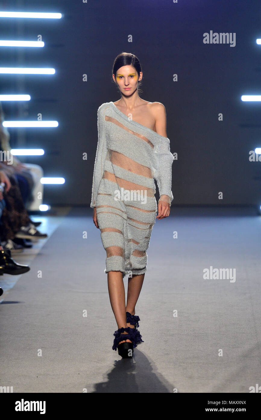 Ljubljana, Slovénie, le 4 avril 2018. Un modèle présente une création de la designer slovène Barbara Vrbancic au premier jour de la Fashion Week de Ljubljana. Štojs Lomovšek Crédit : Matic/Alamy Live News Banque D'Images