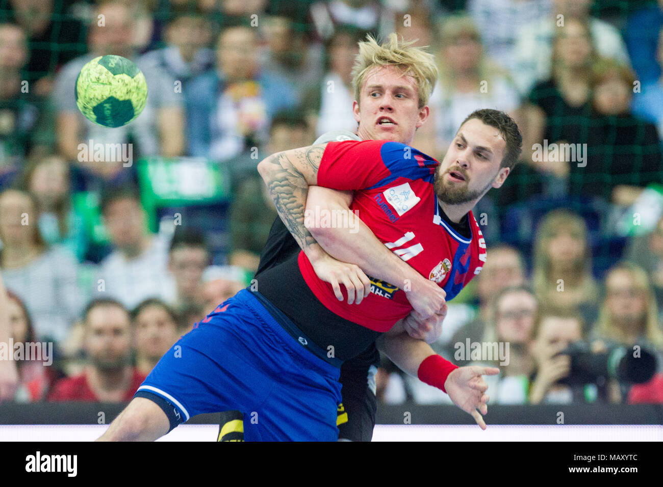 Marian (MICHALCZIK. li, GER) versus Bogdan Radivojevic (PRS), l'Aktion, duels, handball, Freundschaftsspiel Laenderspiel der Maenner, Allemagne (GER) - Serbien (SRB) 26:19, à Leipzig/Allemagne am 04.04.2018. Dans le monde d'utilisation | Banque D'Images