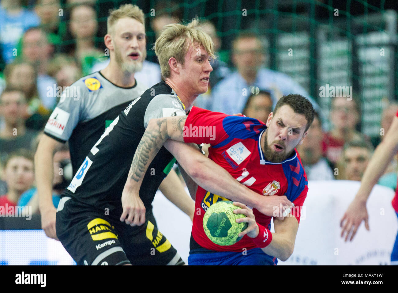 Marian (MICHALCZIK. li, GER) versus Bogdan Radivojevic (PRS), l'Aktion, duels, handball, Freundschaftsspiel Laenderspiel der Maenner, Allemagne (GER) - Serbien (SRB) 26:19, à Leipzig/Allemagne am 04.04.2018. Dans le monde d'utilisation | Banque D'Images