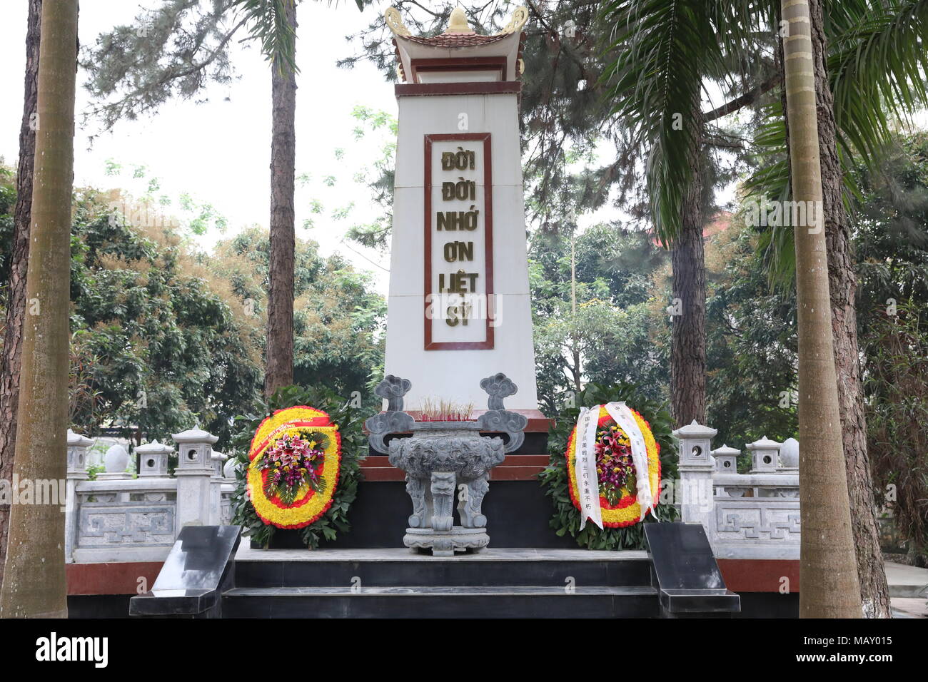 Hanoi. 4ème apr 2018. Photo prise le 4 avril 2018 montre le Xuan Mai cimetière des Martyrs à Hanoi, Vietnam. Des représentants de l'ambassade de Chine au Vietnam, les entreprises chinoises, les étudiants et les médias, accompagné par des responsables locaux, le mercredi a tenu une cérémonie commémorative dans le cimetière où sont enterrés 10 martyrs chinois, à l'occasion d'une journée, ou tombeau Qingming Festival. Credit : Wang Di/Xinhua/Alamy Live News Banque D'Images