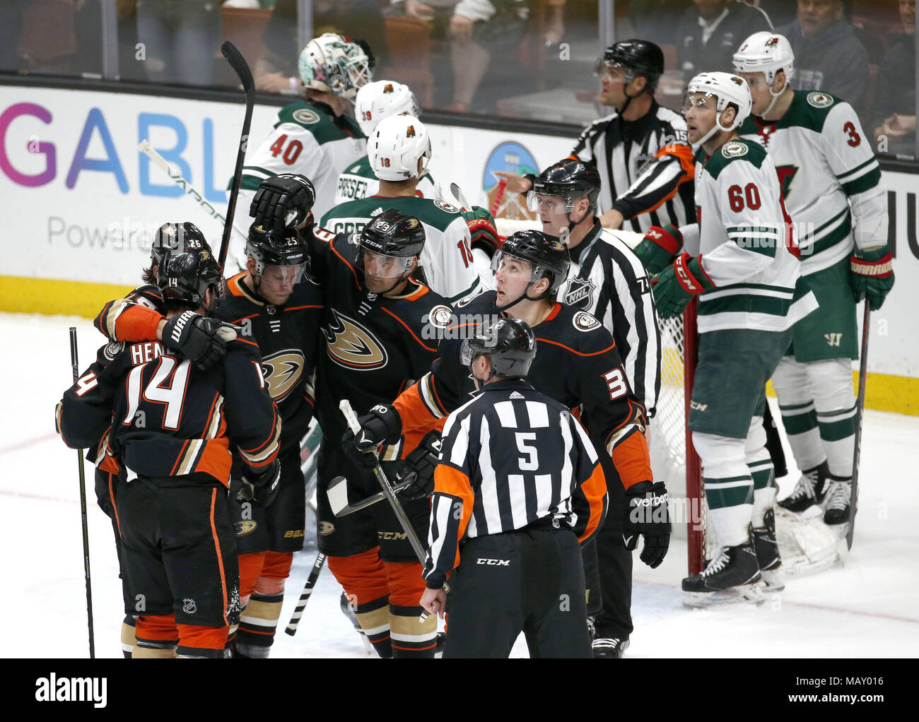 Los Angeles, Californie, USA. 4ème apr 2018. Anaheim Ducks célèbrent leur but contre le Wild du Minnesota lors d'un match de hockey 2017-2018 à Anaheim, Californie, le 4 avril 2018. Les canards a gagné 3-1. Ringo : crédit Chiu/ZUMA/Alamy Fil Live News Banque D'Images