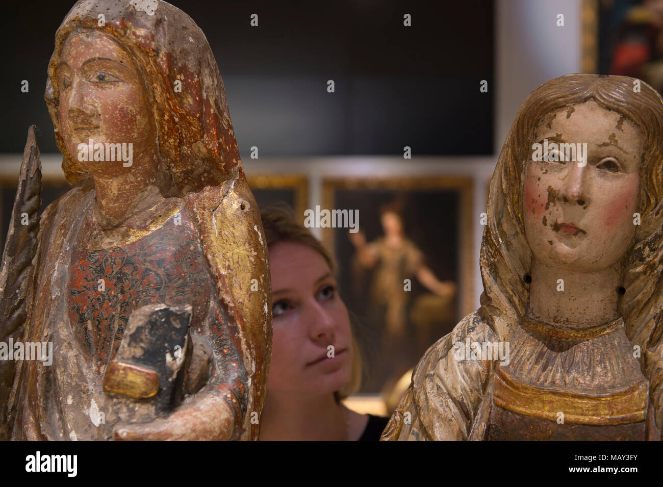 Bonhams, New Bond Street, London, UK. 5 avril 2018. La maison d'enchères Bonhams, international est de vendre la collection d'art privée du célèbre sculpteur et artiste, Antón Casamor. Le contenu d'une villa catalane vente aura lieu à Londres le mercredi 11 avril. Photo : le personnel de Bonhams examiner 15ème siècle polychrome sculpté figure d'une femme martyr saint (à gauche) et 16e siècle polychrome sculpté figure de Marie de Magdala (droite). Credit : Malcolm Park/Alamy Live News. Banque D'Images