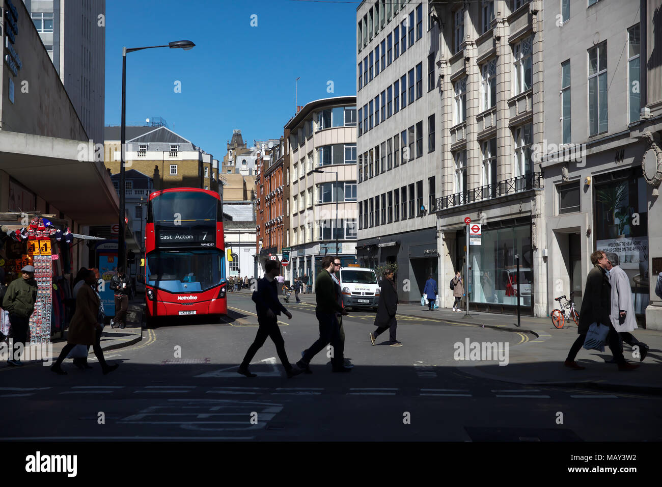 London,UK,2018,5e avril 2018,Ciel bleu, un jour de printemps à Regent Street, Londres. La prévision est que la météo devient plus chaude au cours du prochain week-end©Keith Larby/Alamy Live News Banque D'Images