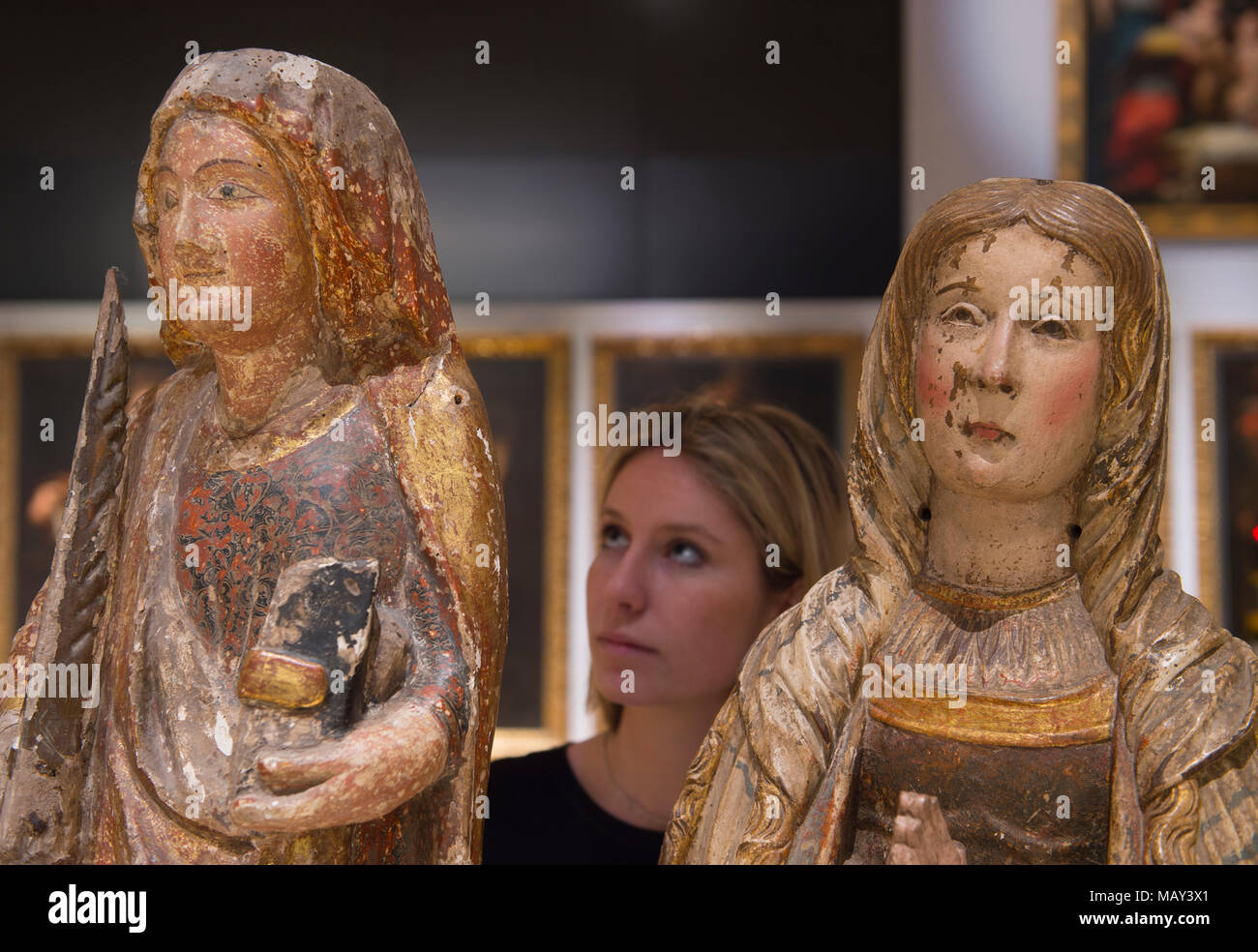 Bonhams, New Bond Street, London, UK. 5 avril 2018. La maison d'enchères Bonhams, international est de vendre la collection d'art privée du célèbre sculpteur et artiste, Antón Casamor. Le contenu d'une villa catalane vente aura lieu à Londres le mercredi 11 avril. Photo : le personnel de Bonhams examiner 15ème siècle polychrome sculpté figure d'une femme martyr saint (à gauche) et 16e siècle polychrome sculpté figure de Marie de Magdala (droite). Credit : Malcolm Park/Alamy Live News. Banque D'Images