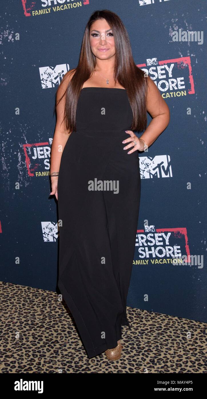 New York, NY, USA. 4ème apr 2018. Deena Cortese aux arrivées pour JERSEY SHORE FAMILY VACATION Premiere, PHD Un Salon sur le toit du Dream Downtown, New York, NY Avril 4, 2018. Credit : RCF/Everett Collection/Alamy Live News Banque D'Images