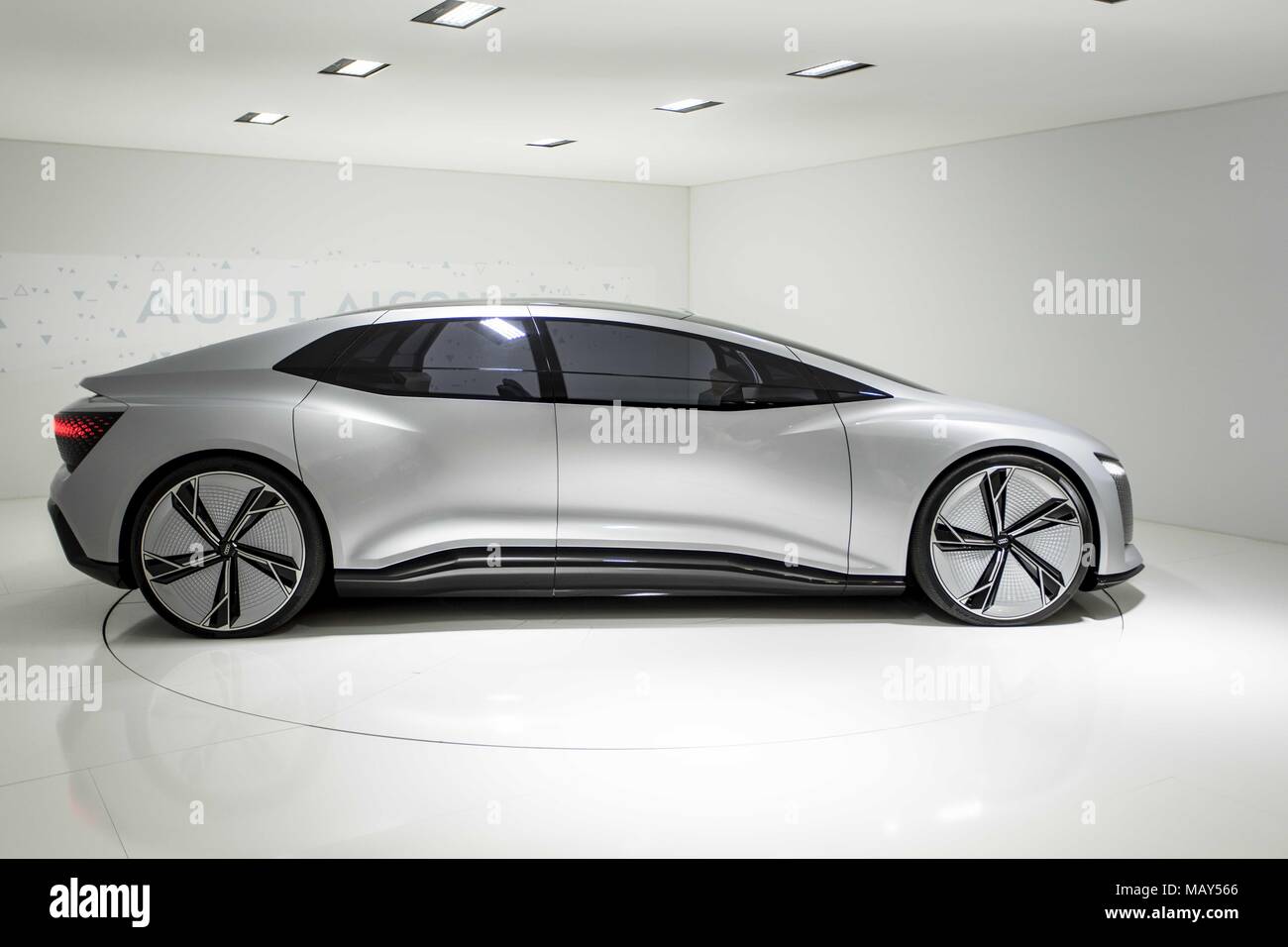 Poznan, Pologne, Grande Pologne. 5ème apr 2018. Poznan Motor Show 2018 est le plus grand de l'automobile en France et le quatrième en Europe. L'édition de cette année présente des véhicules en quatre salons : auto, moto, caravaning, camion et s'est tenu sous le slogan ''otorization de demain''. À la foire, vous pouvez voir plus de 60 premières mondiales de l'automobile, les concept cars et une vision de l'avenir de l'automobile par les concepteurs et les ingénieurs. Credit : Dawid Tatarkiewicz/ZUMA/Alamy Fil Live News Banque D'Images