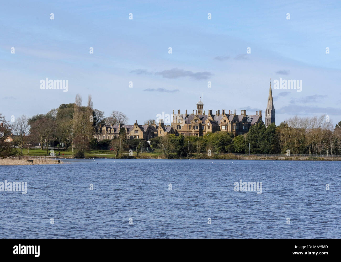 Lurgan Park, Irlande du Nord. 05 avril 2018. UK - après de fortes gelées La nuit, c'était beau le printemps de Lurgan Park. Mais le ciel bleu et le soleil du printemps est en train de disparaître avec le nuage se déplaçant dans et prolongée pluie prévue pour demain (vendredi). Lurgan Park Lake et Brownlow House sur une belle journée de printemps. Crédit : David Hunter/Alamy Live News. Banque D'Images