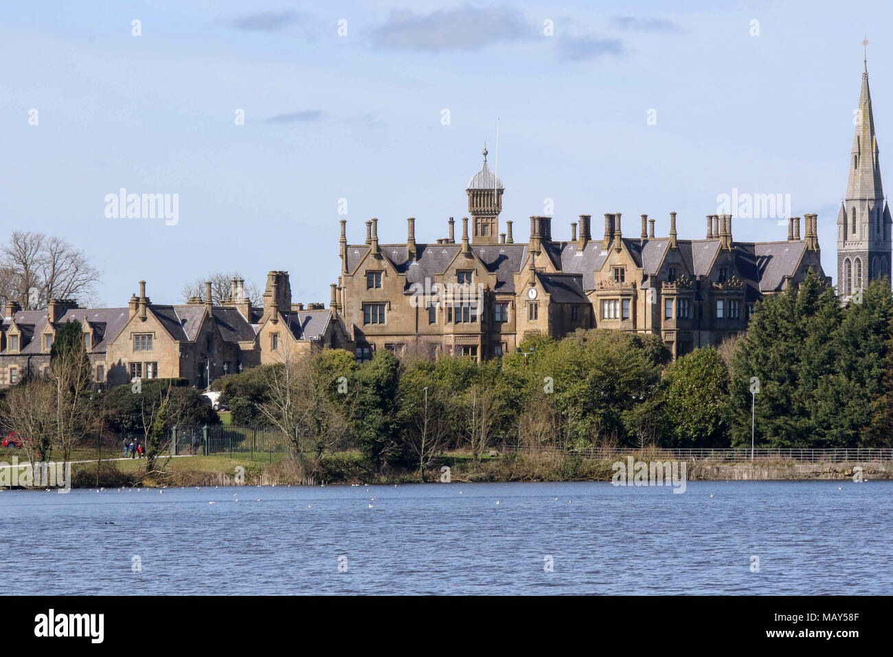 Lurgan Park, Irlande du Nord. 05 avril 2018. UK - après de fortes gelées La nuit, c'était beau le printemps de Lurgan Park. Mais le ciel bleu et le soleil du printemps est en train de disparaître avec le nuage se déplaçant dans et prolongée pluie prévue pour demain (vendredi). Le lac de Lurgan House Brownlow avec parc à l'arrière-plan. Crédit : David Hunter/Alamy Live News. Banque D'Images