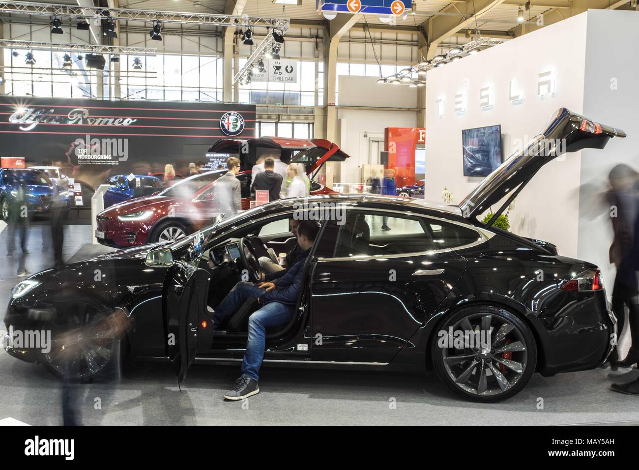 Poznan, Pologne, Grande Pologne. 5ème apr 2018. Poznan Motor Show 2018 est le plus grand de l'automobile en France et le quatrième en Europe. L'édition de cette année présente des véhicules en quatre salons : auto, moto, caravaning, camion et s'est tenu sous le slogan ''otorization de demain''. À la foire, vous pouvez voir plus de 60 premières mondiales de l'automobile, les concept cars et une vision de l'avenir de l'automobile par les concepteurs et les ingénieurs. Credit : Dawid Tatarkiewicz/ZUMA/Alamy Fil Live News Banque D'Images