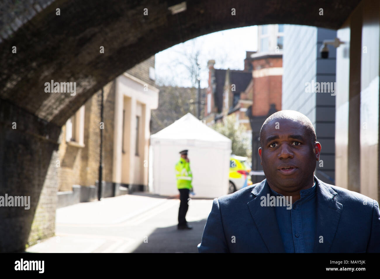 London UK 5 Avril 2018 David Lammy MP visite la scène où Israël Ogunsola âgé de 20 ans, s'est effondrée après avoir été mortellement poignardé la nuit dernière près de Link Street, Hackney. Credit : Thabo Jaiyesimi/Alamy Live News Banque D'Images