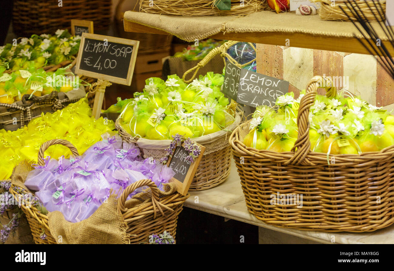 Citron jaune vif et orange savons dans Sorrento Banque D'Images