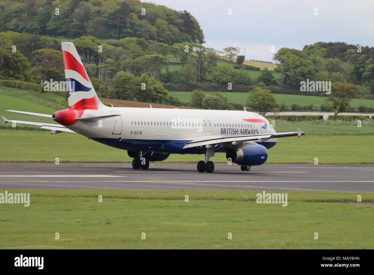 G-EUYB, un Airbus A320-232 exploité par British Airways, à l'aéroport de Prestwick en Ayrshire. Banque D'Images