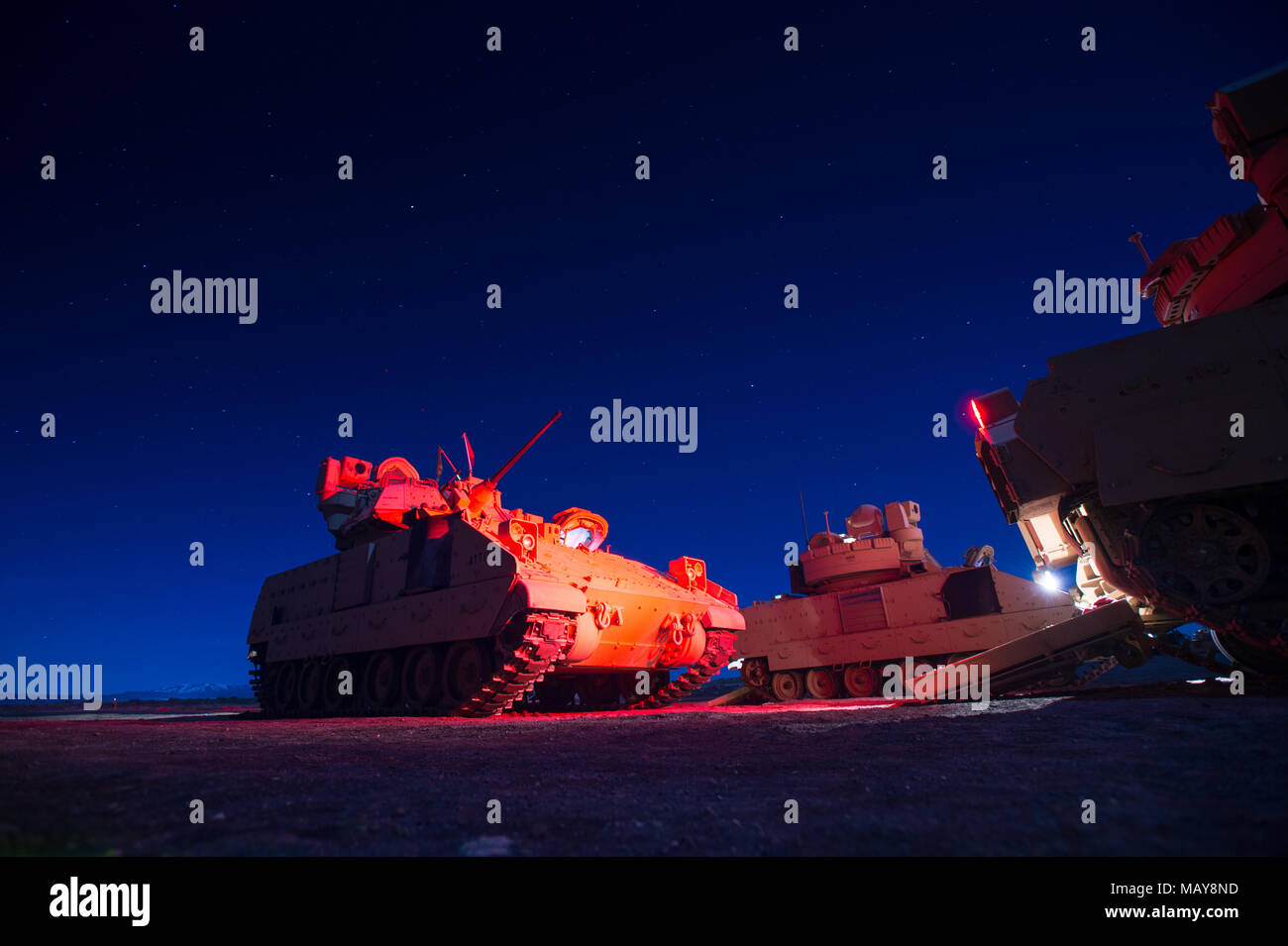 Ingénieurs les 116e bataillon du génie de la Brigade conduite M2A3 véhicule de combat Bradley qualification de tir le 27 mars 2018, Orchard Centre d'instruction au combat, au sud de Boise, Idaho. Les ingénieurs de combat avec la 116e BEB formés dans le tableau XII de tir, d'évaluer leur capacité à exécuter les tâches de niveau peloton collective dans un environnement tactique vivre-le-feu, y compris l'intégration des soldats à pied avec leur BFV. (U.S. La Garde nationale de l'armée photo de 1LT Robert Barney) Banque D'Images