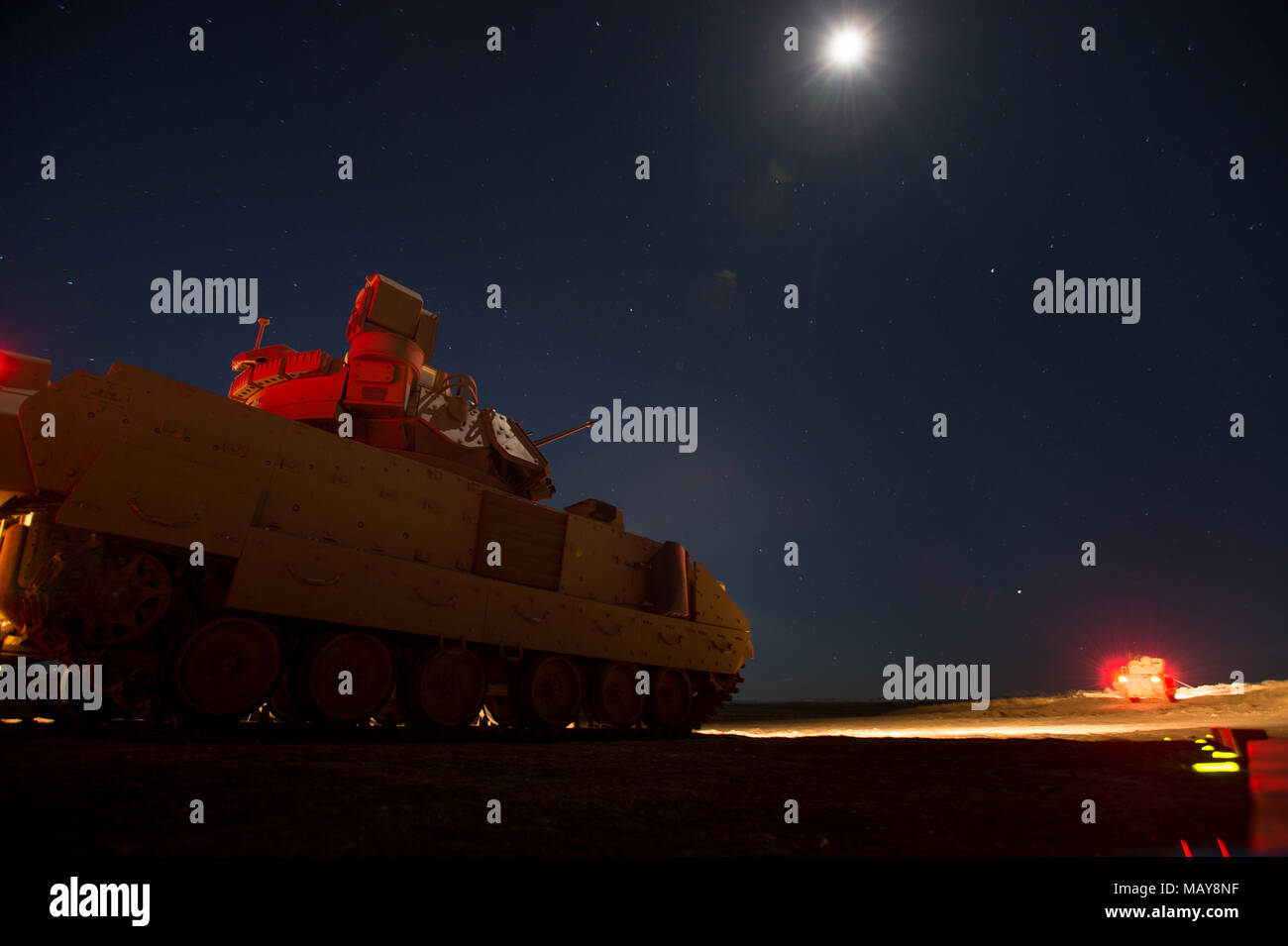 Ingénieurs les 116e bataillon du génie de la Brigade conduite M2A3 véhicule de combat Bradley qualification de tir le 27 mars 2018, Orchard Centre d'instruction au combat, au sud de Boise, Idaho. Les ingénieurs de combat avec la 116e BEB formés dans le tableau XII de tir, d'évaluer leur capacité à exécuter les tâches de niveau peloton collective dans un environnement tactique vivre-le-feu, y compris l'intégration des soldats à pied avec leur BFV. (U.S. La Garde nationale de l'armée photo de 1LT Robert Barney) Banque D'Images