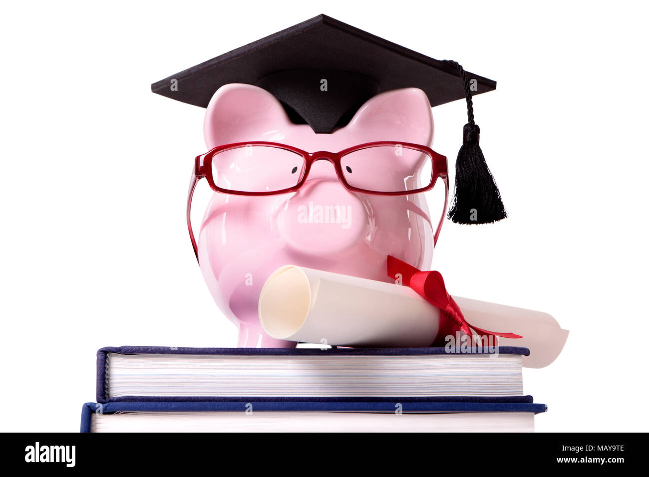 Pink piggy bank habillé comme un diplômé d'université avec mortier, verres et diplôme debout sur une petite pile de livres. Isolé sur blanc. Banque D'Images