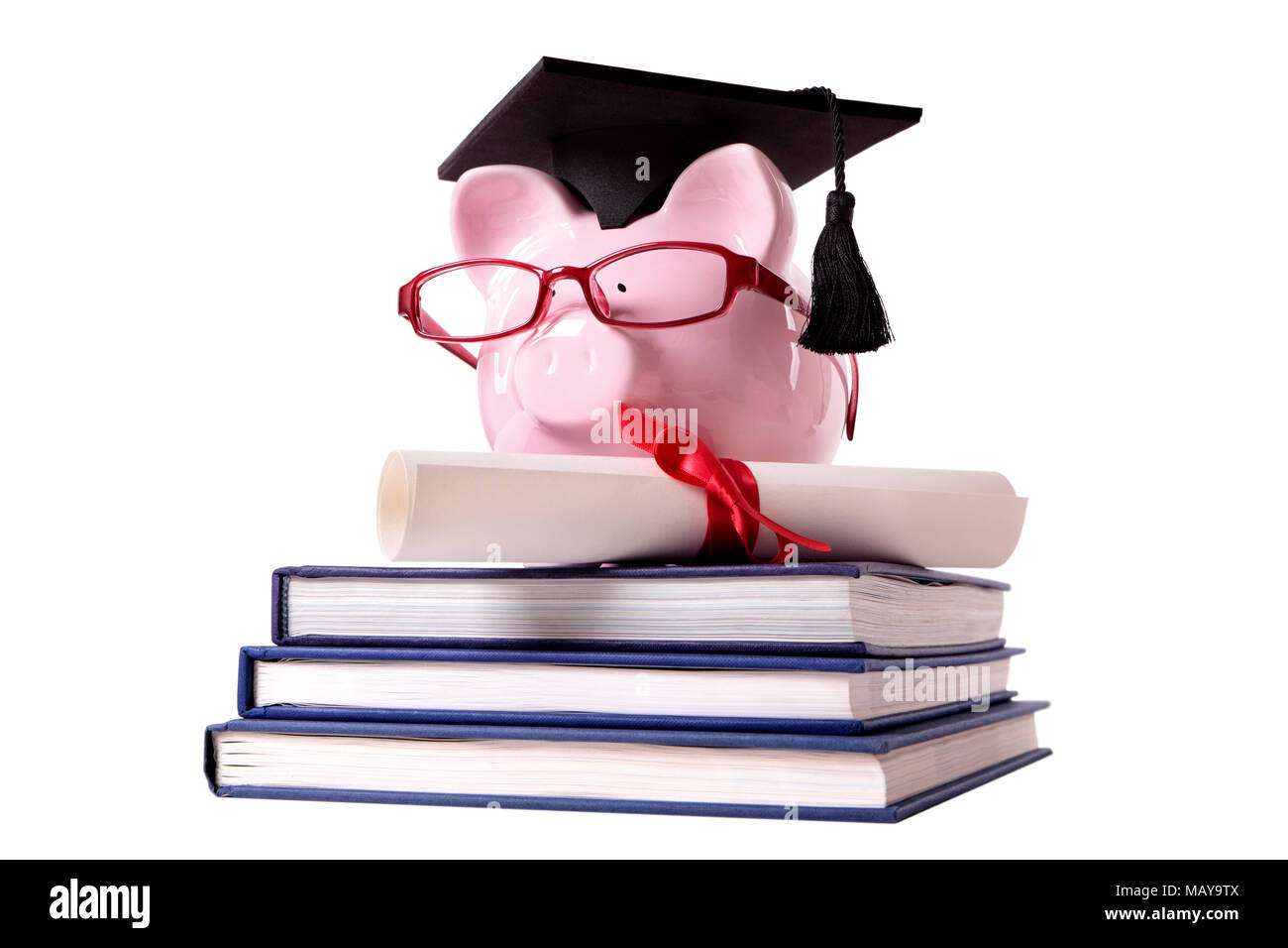 Pink piggy bank habillé comme un diplômé d'université avec mortier, verres et diplôme debout sur une petite pile de livres. Isolé sur blanc. Banque D'Images