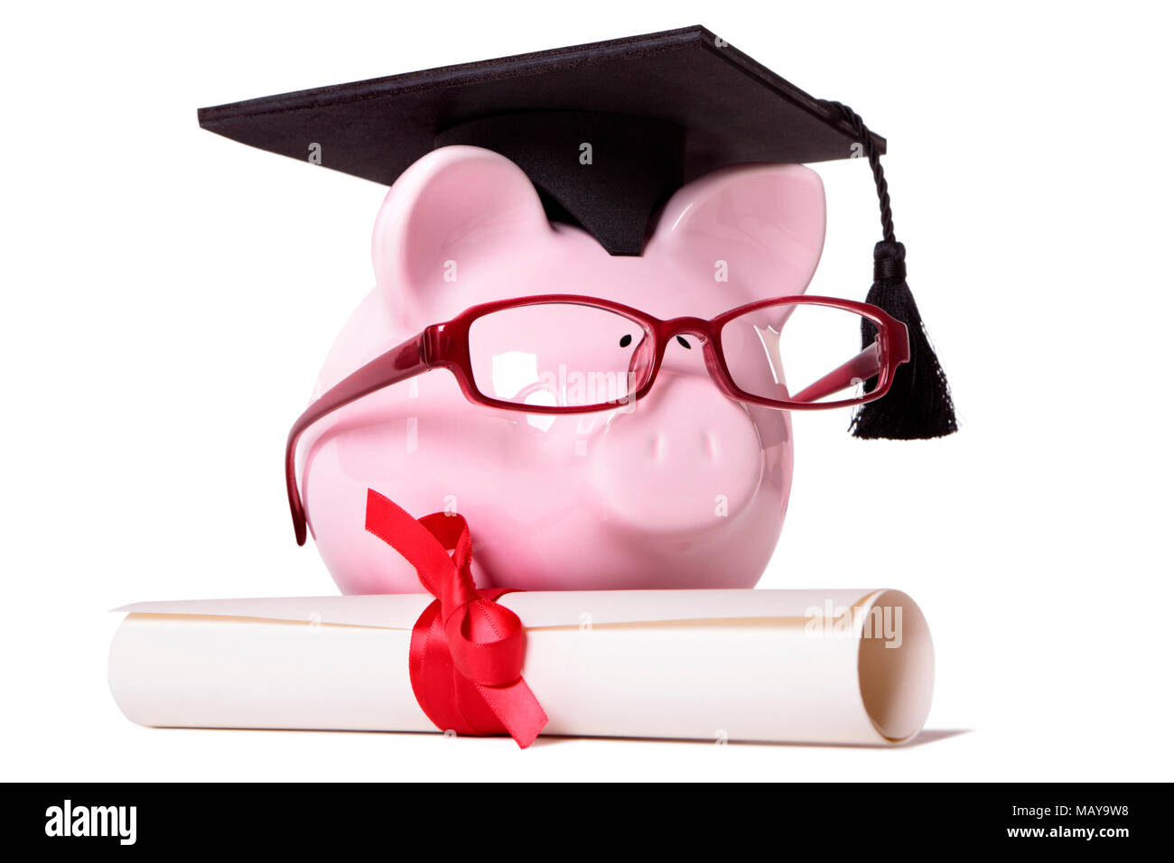 Pink piggy bank habillé comme un diplômé d'université avec mortier, verres et diplôme. Isolé sur blanc. Banque D'Images