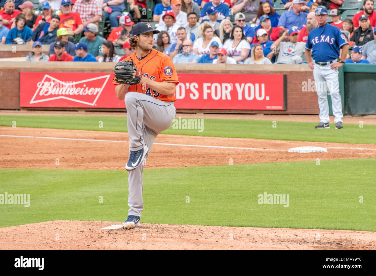 Le lanceur partant des Houston Astros Gerrit Cole contre le tangage Texas Rangers dans quatre jeux de la saison d'ouverture. Cole a enregistré onze abandons. grève Banque D'Images