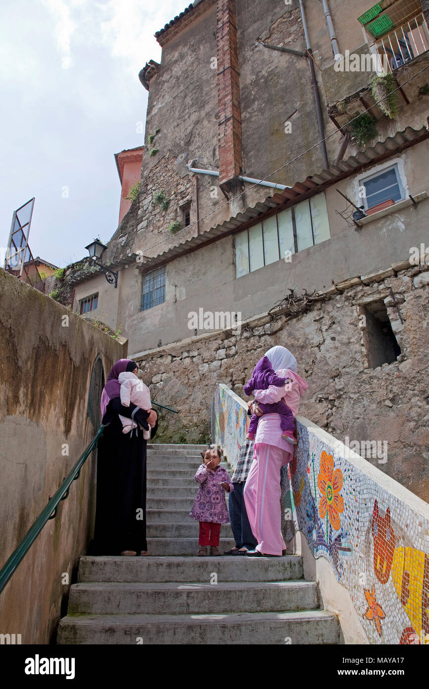 Les musulmans ayant des enfants à la vieille ville de Grasse, Alpes-Maritimes, France du Sud, France, Europe Banque D'Images