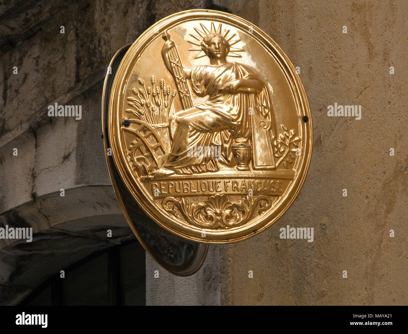 Emblème national d'or à l'entrée de Musee Provencal du costume et du Bijou, Grasse, Alpes-Maritimes, France du Sud, France, Europe Banque D'Images