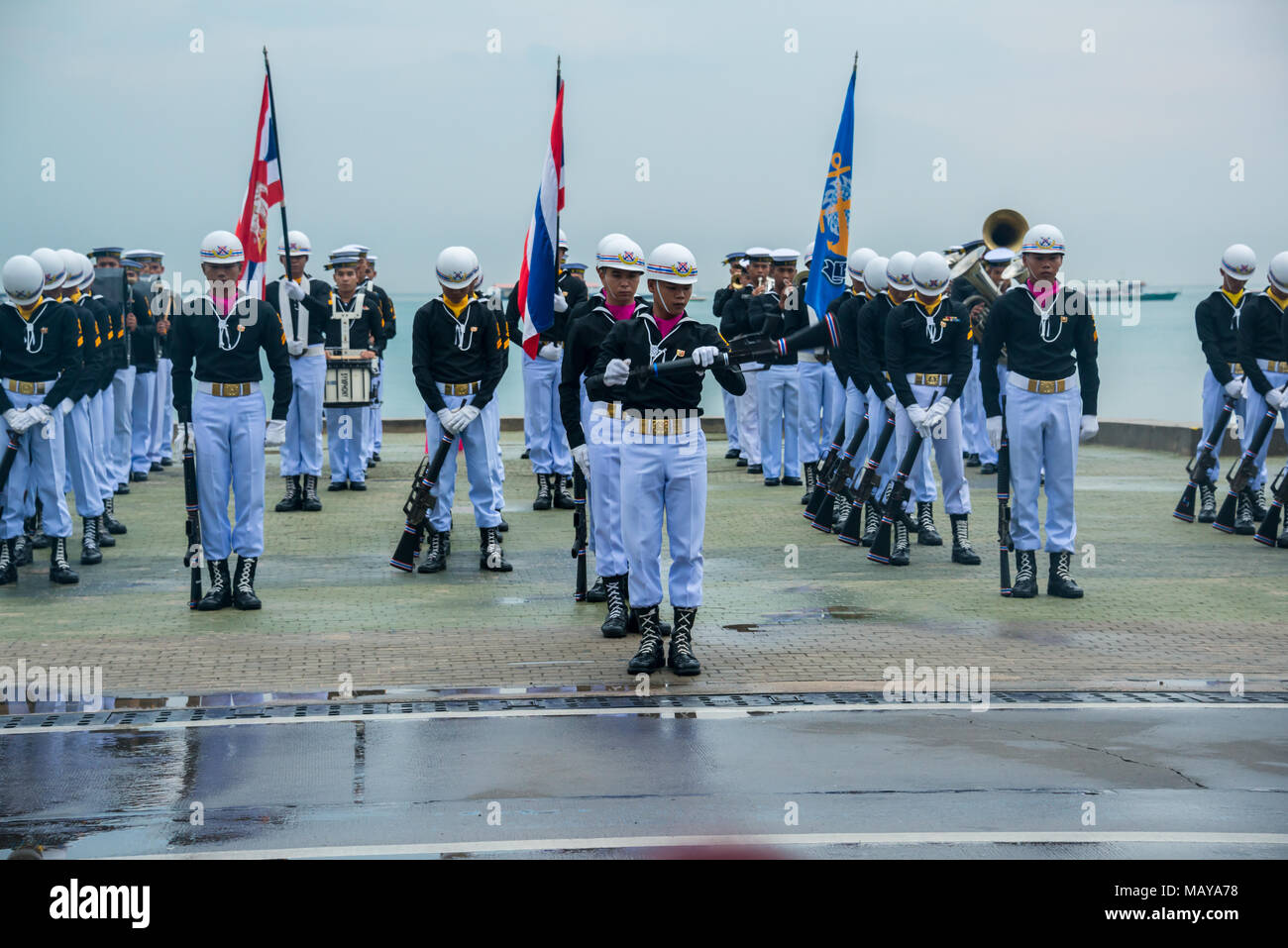 Pattaya, Thaïlande - 15 novembre 2017 : la marine thaïlandaise demonstating plaqués de perçage dans la Revue navale internationale 2017 à la plage de Pattaya, Thaïlande. Banque D'Images