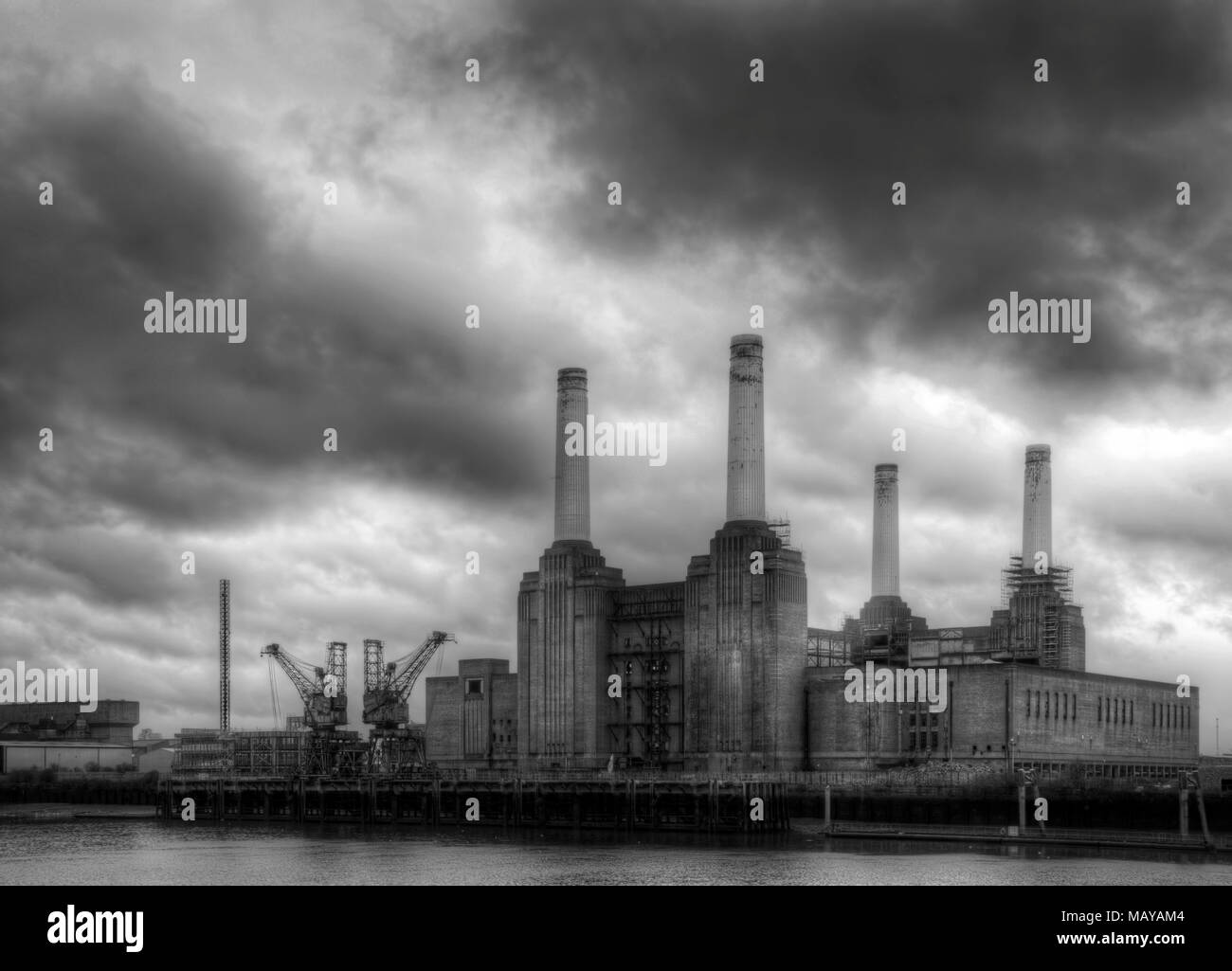 Le noir et blanc Battersea Power Station contre un ciel d'orage sombre avant de changer la locale develoments horizon emblématique Banque D'Images