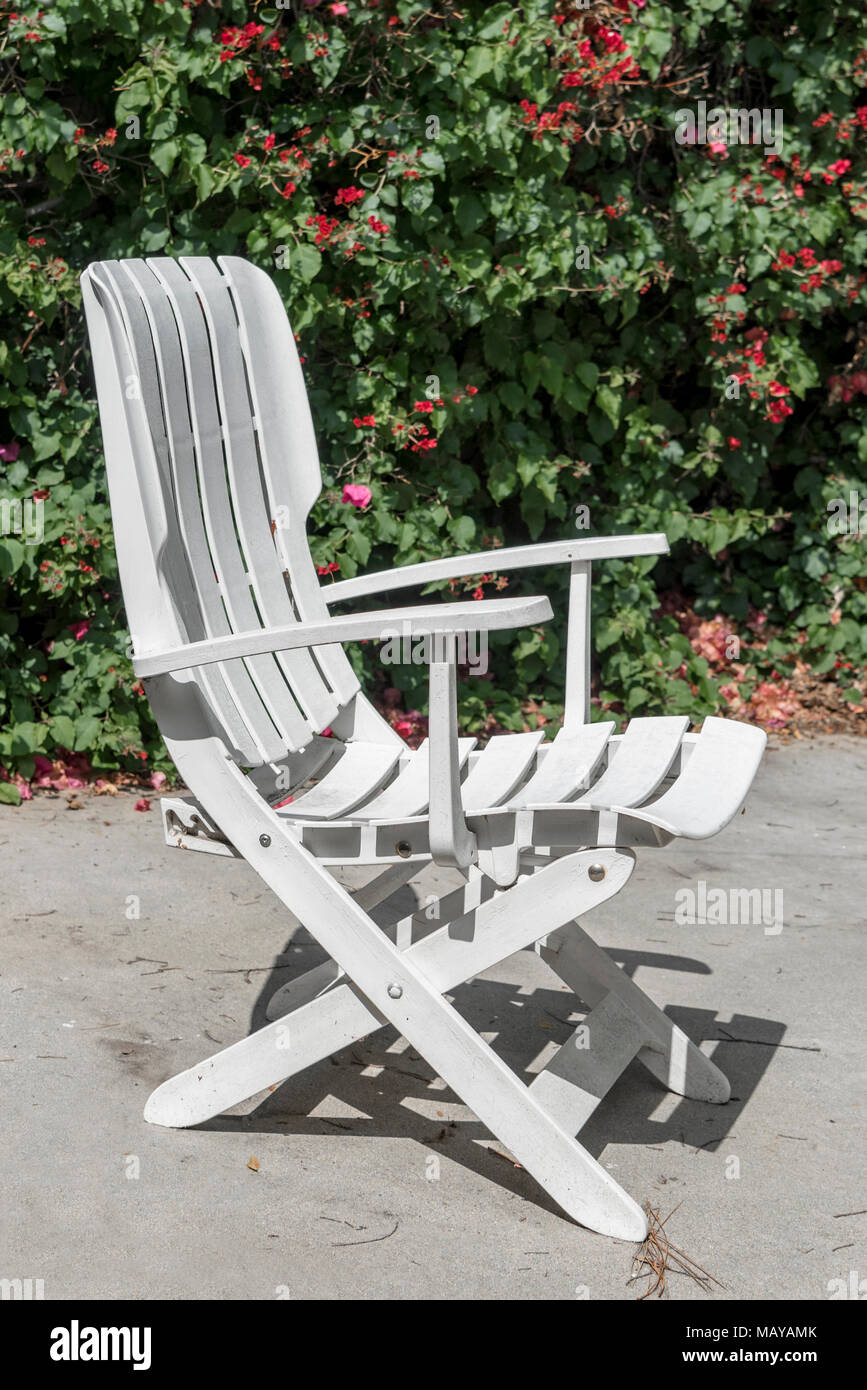 Une chaise blanche en plastique vides dans un jardin Photo Stock - Alamy