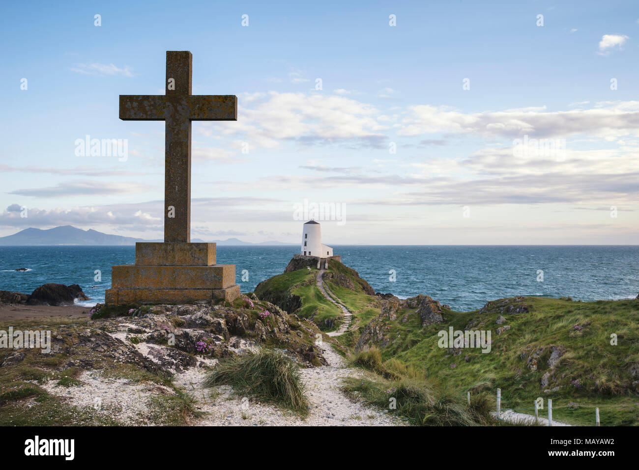 Avis de croix celtique sur l'île Llanddwyn Ynys dans Anglesey avec Twr Mawr Phare en paysage en arrière-plan Banque D'Images