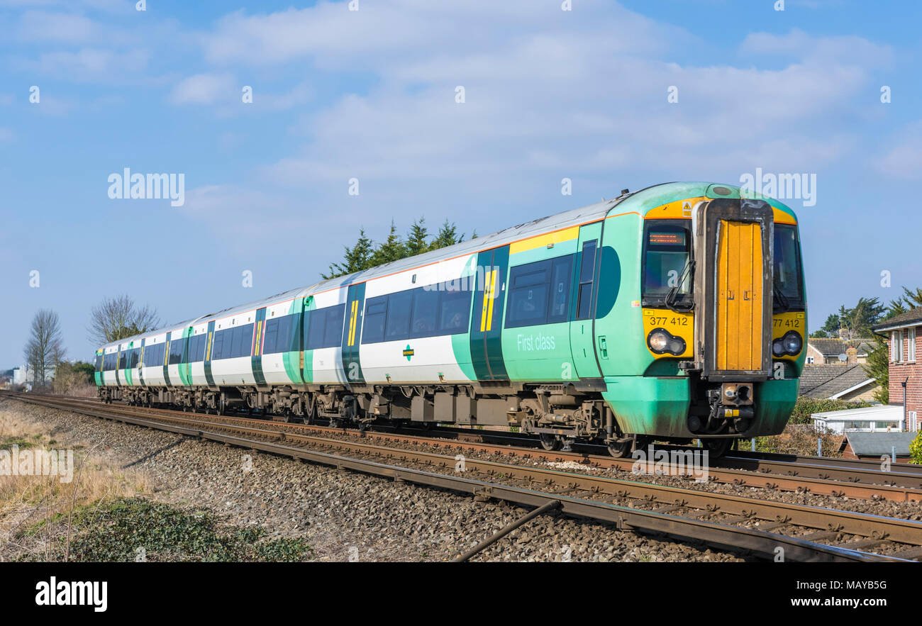 Southern Rail Class 377 Electrostar train électrique du sud de l'injection sur un chemin de fer dans le West Sussex, Angleterre, Royaume-Uni. Voyager en train en concept. Banque D'Images