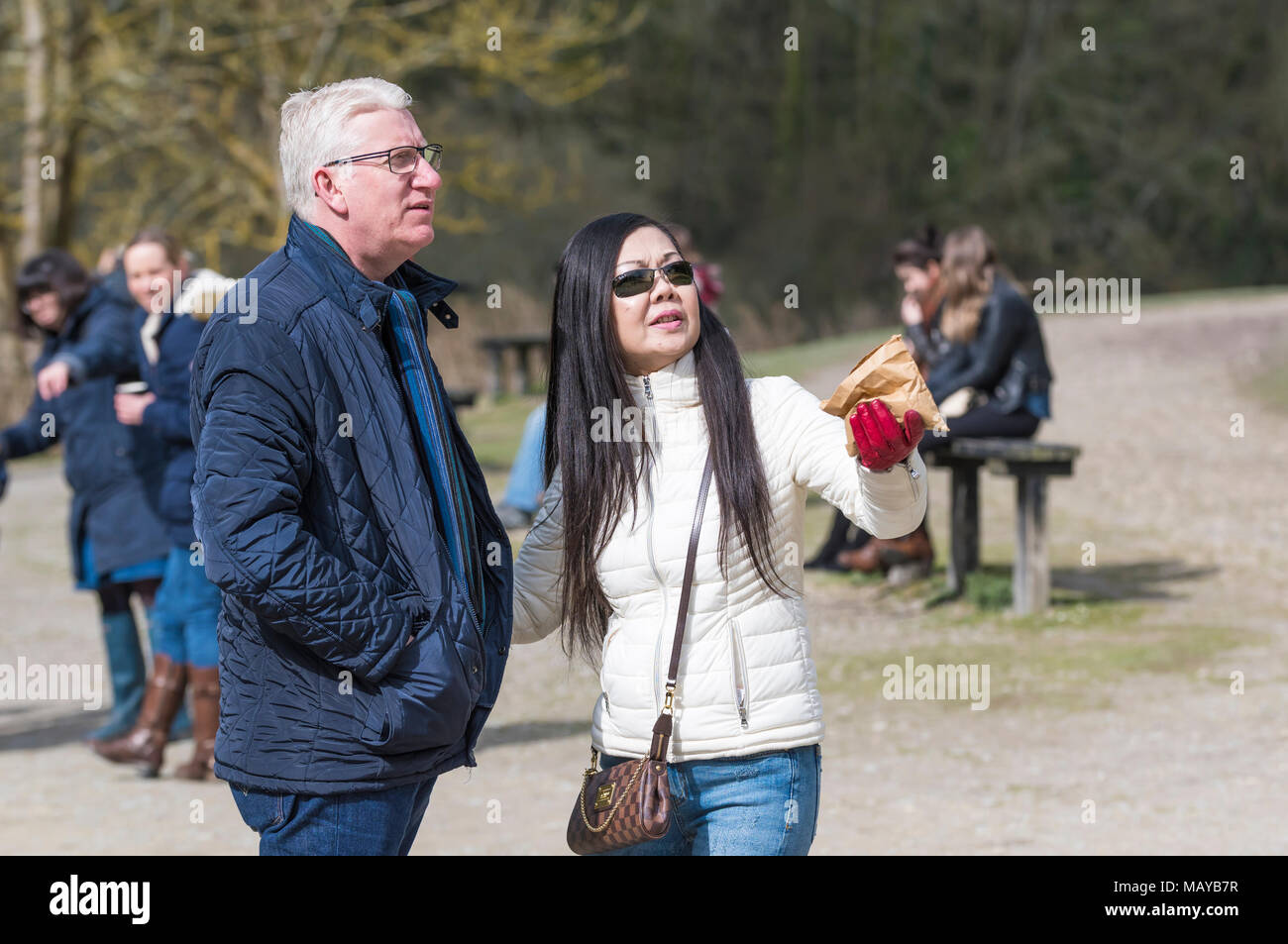 Middle aged hispanic couple ensemble en Angleterre, Royaume-Uni. L'origine ethnique mixte couple. Banque D'Images