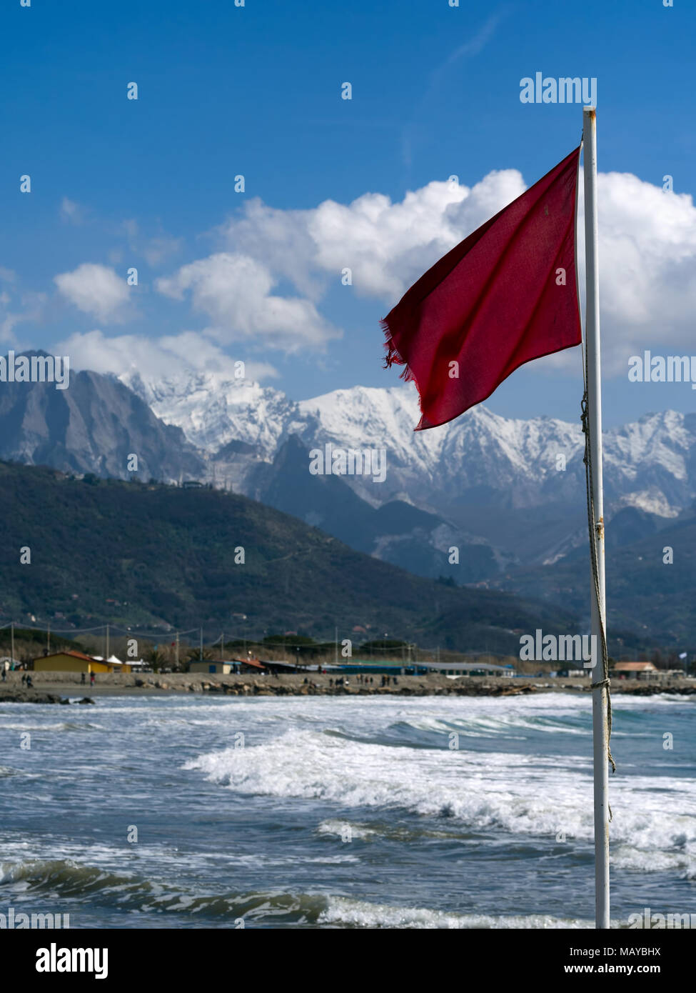 Un indicateur d'alerte rouge sur la plage près de Massa Carrara, Italie. Remarque differential focus, l'accent sur le drapeau. Banque D'Images