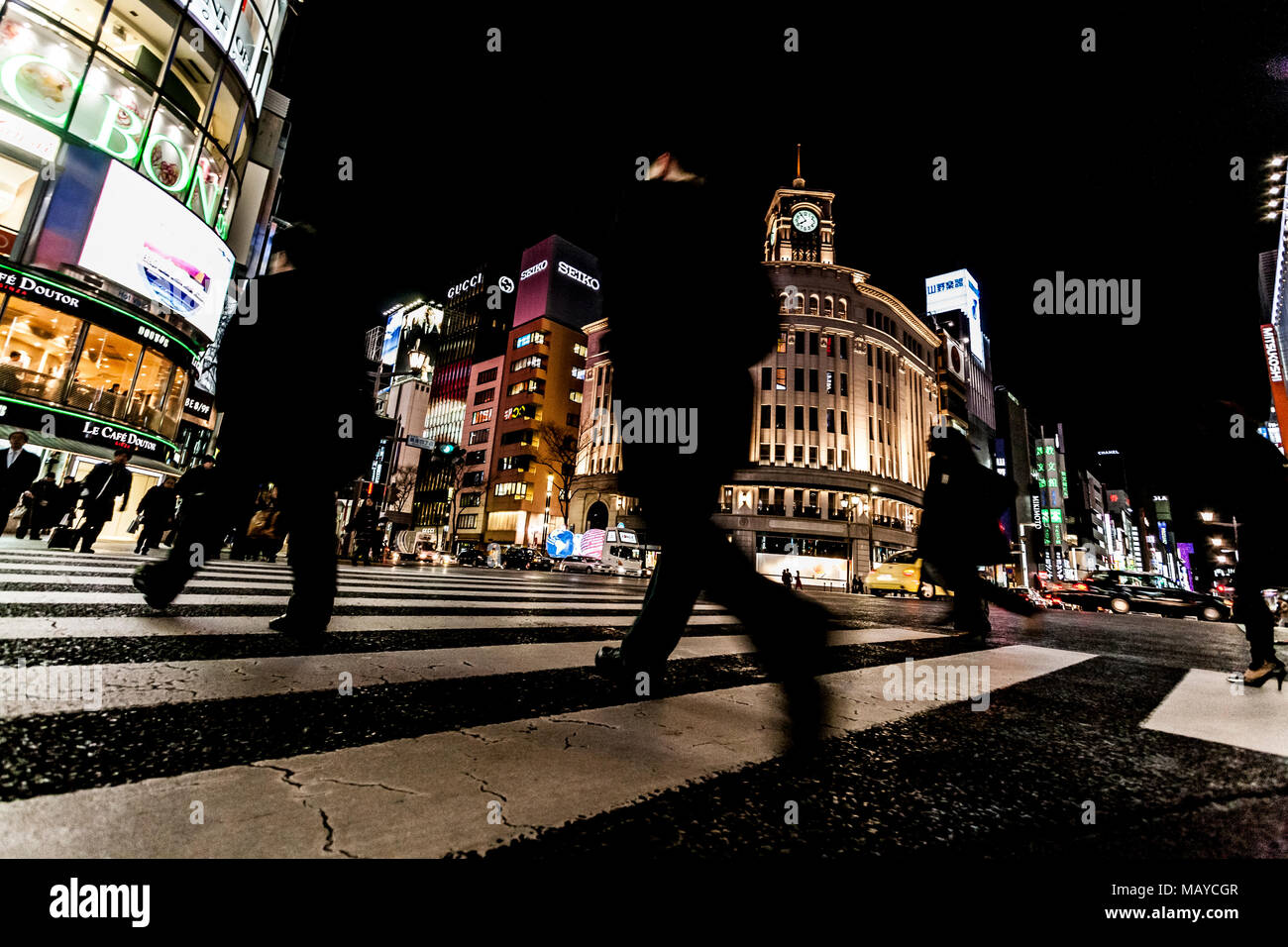 Tokyo, Japon. Les piétons qui traversent la rue au cœur de Ginza à Tokyo. Passage à Ginza la nuit. Blurred motion. Banque D'Images