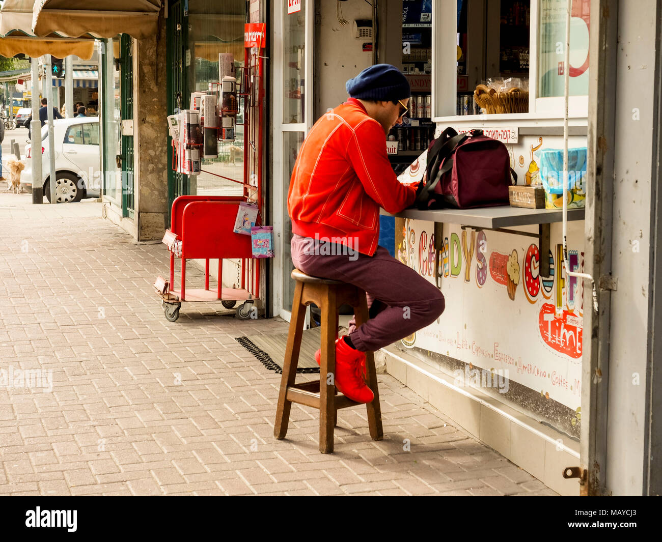 Tel Aviv, Israël. Homme assis avec un café le matin près de kiosque café sur la rue Ben Yehuda. Banque D'Images