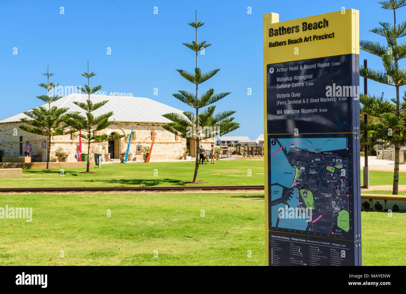 Les baigneurs Beach Art et signe de la Cité d'art et d'essai de Kidogo, Fremantle, Australie occidentale Banque D'Images