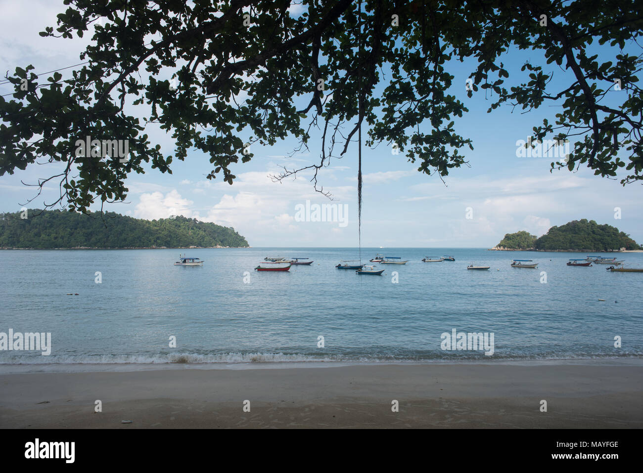Environnement le matin à la plage avec des bateaux situé dans l'île de Pangkor, Perak, Malaisie Banque D'Images