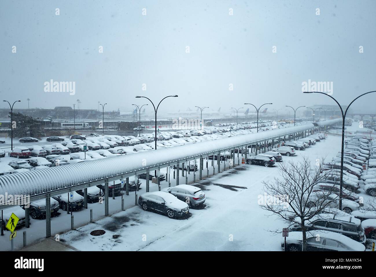 L'Aéroport International de Newark avec des rangées de voitures dans un stationnement sur un jour de neige à Newark, New Jersey, le 21 mars 2018. () Banque D'Images