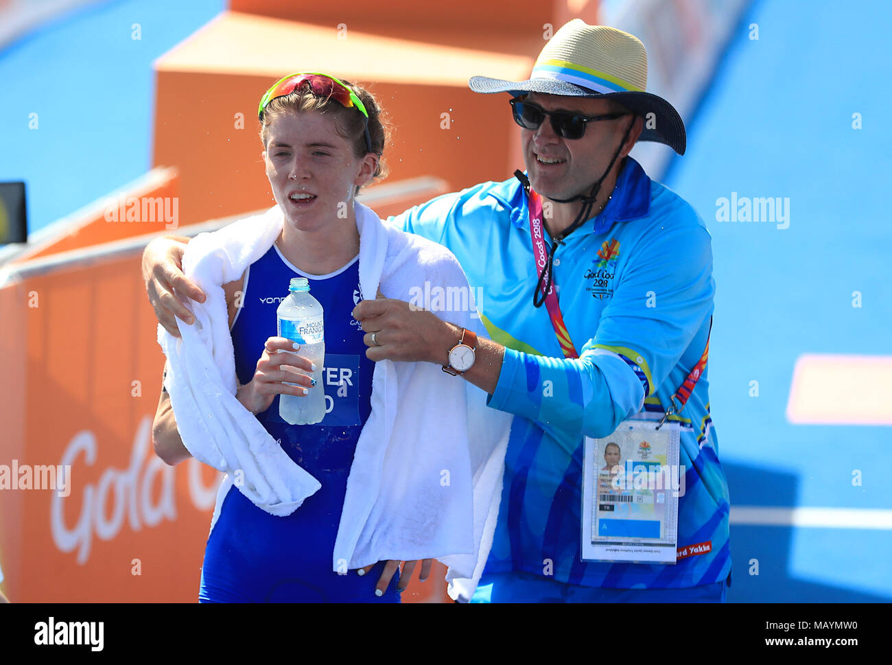 Scotland's Beth Potter reçoit des soins médicaux après le Women's Triathlon finale au Southport Broadwater Parklands au cours de la première journée de la 2018 Jeux du Commonwealth à la Gold Coast, en Australie. Banque D'Images