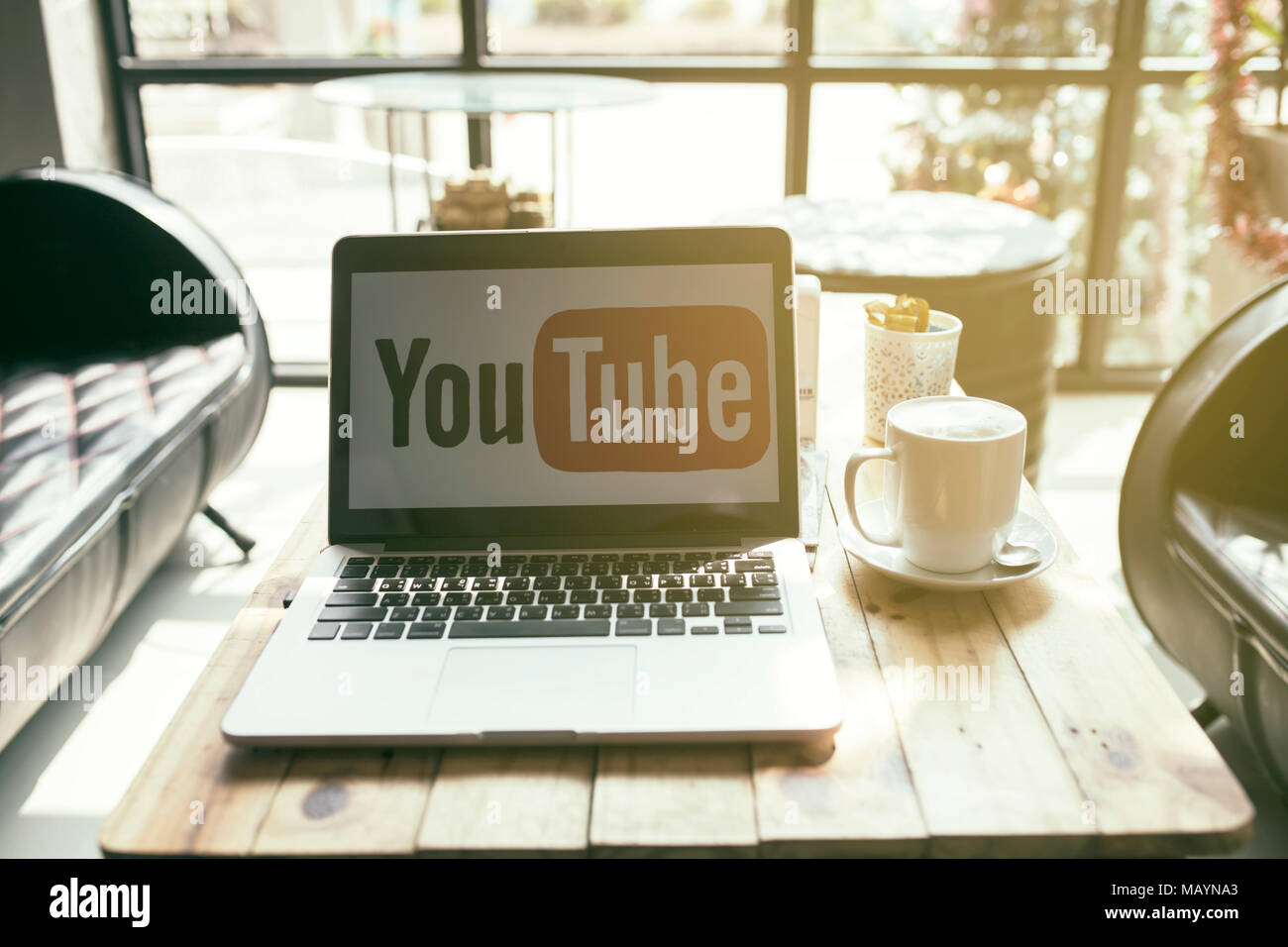 Jan 31, 2018 Bangkok Thaïlande vous-tuber prévoit de stocker les vidéos sur YouTube. Dans un café ou un café par la fenêtre, il y a logo Youtube sur les genoux Banque D'Images
