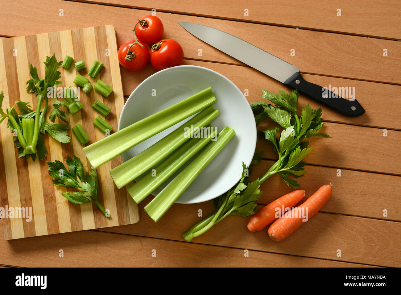 Céleri, carottes et tomates à l'aide d'un couteau à côté - libre Banque D'Images