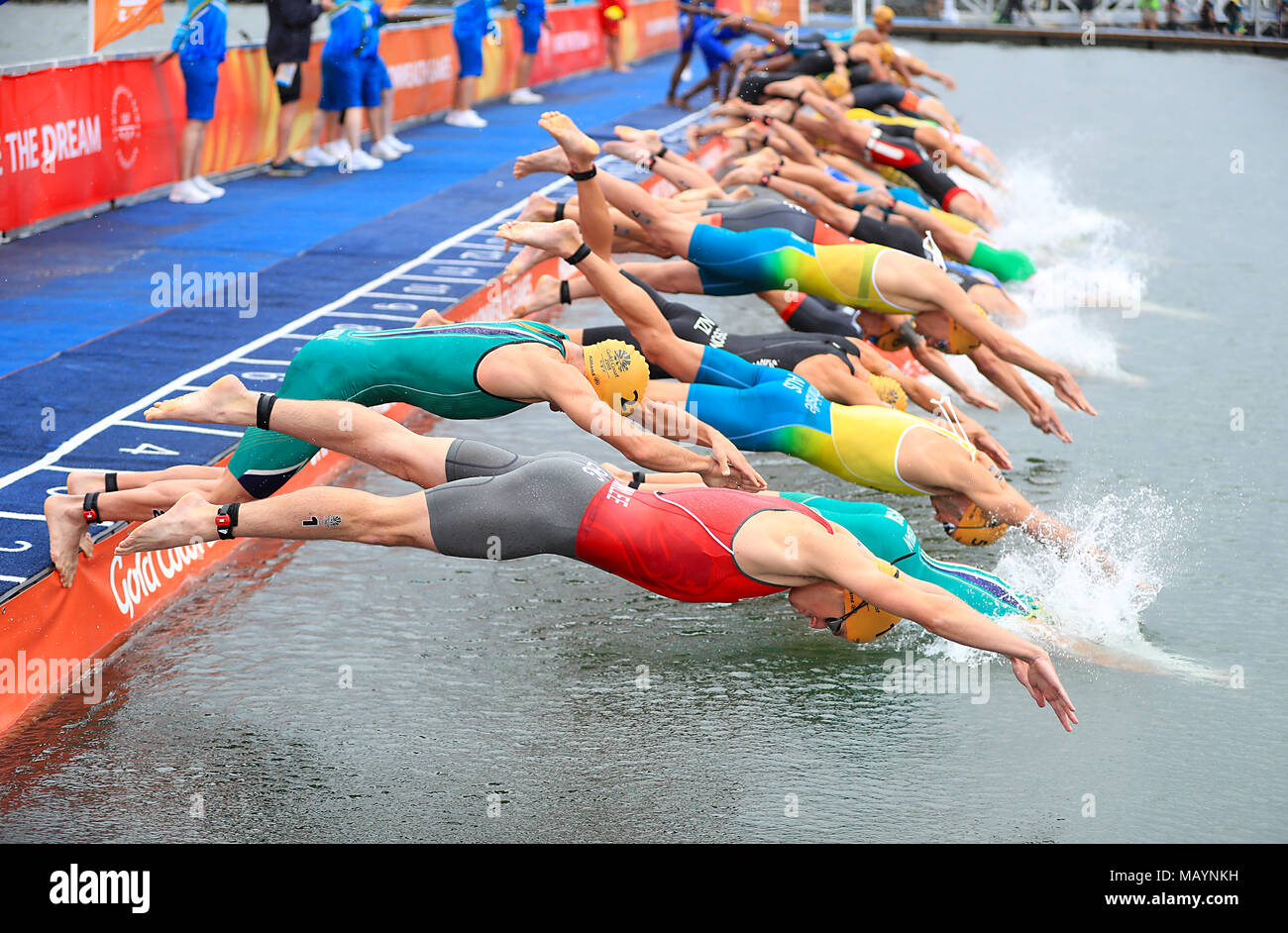 L'Angleterre Jonathan Brownlee (à gauche) au début de la finale masculine de triathlon au Southport Broadwater Parklands au cours de la première journée de la 2018 Jeux du Commonwealth à la Gold Coast, en Australie. Banque D'Images